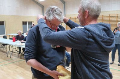 Albert Bundesgaard overrakte medaljen til Mourits Troldtoft efter Ulvefrit Danmarks generalforsamling i Ørnhøj onsdag aften. Foto: Henrik Lind Jørgensen