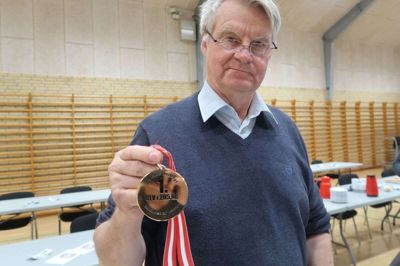 Mourits Troldtoft fik overrakt en medalje ved generalforsamlingen i Ulvefrit Danmark.