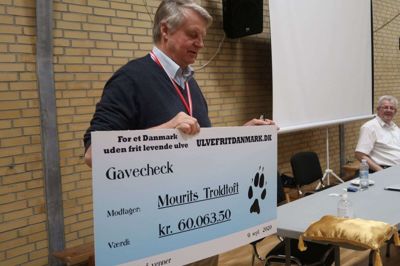 Mourits Troldtoft fik overrakt pengene fra en indsamling blandt Ulvefrit Danmarks medlemmer. Foto: Henrik Lind Jørgensen