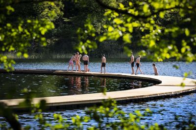 Drengen blev fundet liggende i vandet ved Østre Søbad, hvor han var på besøg med sin familie. Foto: Martin Ballund