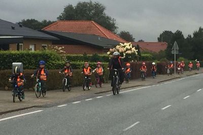 Solstrålen sørger for at give de ældste børn i børnehaven et cykelkursus, inden de skal begynde i skolen. Her er en flok små cyklister på tur til hallen. Foto: Ole Skydt