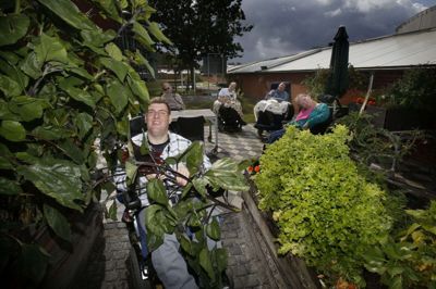 Det er her i Bytoftens sansehave, beboerne kan se frem til en country-koncert - takket være centrets beboer Pia Jensen. Foto: Henrik Ole Jensen