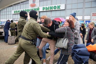 Volden mod borgerne er taget til i Hviderusland siden præsident-valget 9. august. På billedet ses maskerede sikkerheds-styrker, som angriber civile borgere i Minsk under en demonstration mod fængslingen af oppositionsleder Maria Kolesnikova. Foto: Ritzau Scanpix