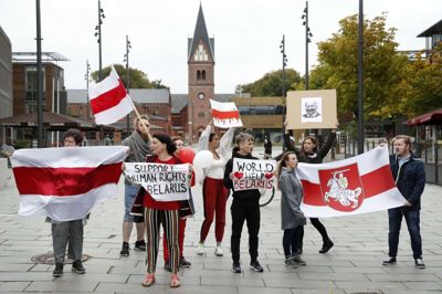 En række herboende hviderussere protestere søndag på Torvet i Herning mod overgrebene på civilbefolkningen i deres hjemland. Med sin havde de bannere og plakater, der fortalte om magthavernes vold - og et blodplettet billede af diktatoren Aleksandr Lukasjenko. FOto: Flemming Hansen