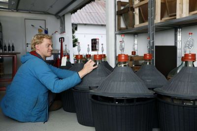 Der skal hele tiden holdes øje med tilsætning af gær og sukker, hvis produktionen af mousserende vin baseret på birkesaft skal falde vellykket ud. Det er Anders Hagelskjær, der står i spidsen for produktionen, men det er blevet til lidt af et familieforetagende. Foto: Henrik Ole Jensen