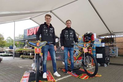 Emil (t.v.) og Lasse Pørtner med deres 500 kubik speedwaycykler. Foto: Thomas Vang Nielsen