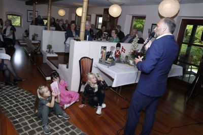 Jesper Lundgaard havde aldrig før prøvet at være en gevinst i et bankospil, inden Irene Bang vandt ham i operabanko ved sidste års Herning Opera Festival. Irene Bang fik som ønsket sin gevinst indløst ved sit og ægtemanden Lindy Bangs guldbryllup i Den Japanske Have i Hammerum i lørdags. Foto: Flemming Hansen