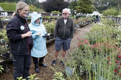 Der var mange spørgsmål på Havens Dag i weekenden, hvor Haveselskabet Videbæk og Omegn var til stede på Herborg Planteskole. Foto: Flemming Hansen