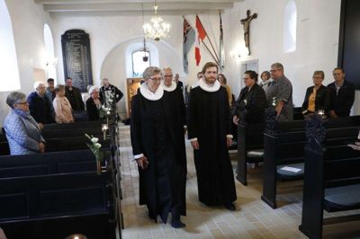 Der var corona-pladsbegrænsninger i Skarrild Kirke, da der Christian Dalsgaard Thomsen i går blev indsat som præst. Provst Kirsten Thyssen ses ved siden af den nye sognepræst. Foto: Flemming Hansen