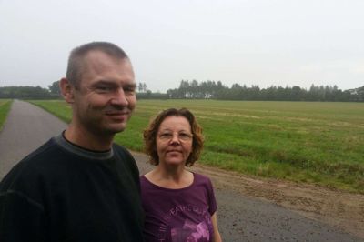 Susanne og Brian Hedegaard vil miste omkring 30 hektar jord, når en ny omfartsvej syd om Haunstrup skal bygges. Oven i det betyder vejprojektet en stor omvej ad smalle grusveje fra ejendommen. Foto: Jesper Wind