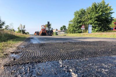 Det er Hodsagervej, der som den første strækning i kommunen får klimaasfalt. Der er tale om en tre kilometer lang prøvestrækning, der skal give både Herning Kommune og asfaltentreprenøren vigtig erfaring med den nye type belægning. Foto: Henrik Lind Jørgensen