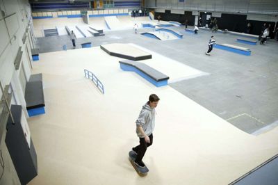 Terminalen er mest kendt for den store hal, hvor skateboards og løbehjul holder til, men stedet råder også over en anden, stor sal, der kan indrettes til koncerter. Foto: Flemming Hansen
