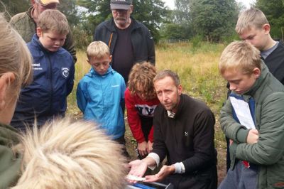Fiskeplejekonsulent Finn Sivebæk fra DTU fortalte eleverne fra Sinding Skole om de fisk, der blev fanget i Sunds Nørreå. Foto: Jesper Wind