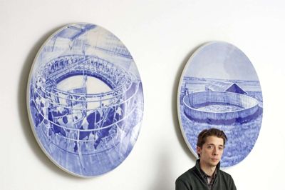 Allan Otte foran to af de store platter, der er lavet på Den Kongelige Porcelænsfabrik. Foto: Pr-foto