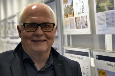 Kurt Møller er uforstående over for ugens udmelding fra de økonomiske vismænd om, at de forventer faldende huspriser. - Renten er stadig lav og folk har fået øje på de hjemlige værdier, så her i Ikast går det den stik modsatte vej, siger den lokale ejendomsmægler. Foto: Jacob Hove