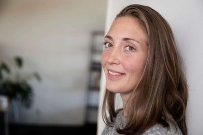 Helena Haslund Jensen er nu fyldt 26 år. Hun venter endnu en søn til februar næste år og fortæller, at hun er taknemlig over, at miraklet er sket to gange, selvom hun fik at vide, at hun nok aldrig blev mor på grund af tidlig overgangsalder. Foto: Martin Ballund