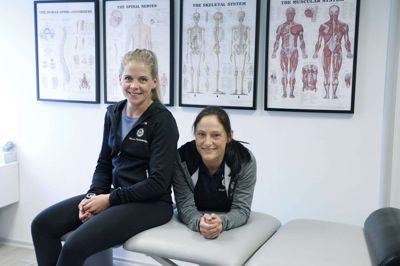 Steffie Balch Østergaard (t.v.) og medejer Line Bech fra Struer Fysioterapi i klinikken i Birk. Foto: Henrik Ole Jensen