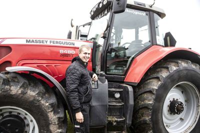 Martin Rohde Andersen ved sin traktor, »Berta« Det søde navn til trods er det en maskine med 330 hestekræfter, som han bruger til det daglige arbejde i markerne ved Nr. Vium og ved lørdagens traktortræk. Foto: Tom Laursen