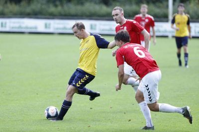 Henrik Agergaard (t.v.) misbrugte et straffespark, da Vildbjerg tabte 0-3 i Hobro. Foto: Flemming Hansen