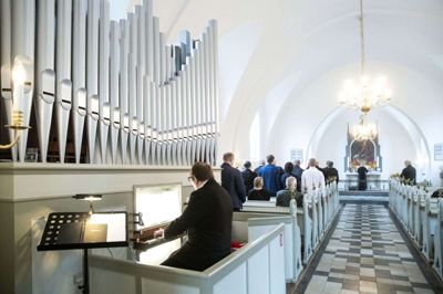 Organist Henrik Kjær Andersen har spillet nogle gange på det renoverede orgel, men først i går blev det indviet officielt. Foto: Tom Laursen