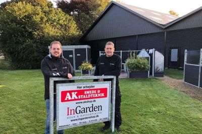 Lasse Kristensen (t.v.) er blevet medejer af AK Smede og Staldteknik, InGarden, Plastplanker og GrowCamp i samarbejde med den nuværende ejer og stifter, Arne Kristensen. Foto: PR-foto