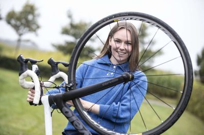 Simone Eg har brugt mange timer på at kigge ned på et snurrende cykelhjul. Hun kører stadig, men det er kun for motionens og hyggens skyld. Foto: Tom Laursen