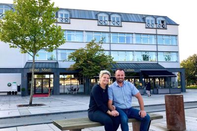 Efter henholdsvis 19 og 14 år som ledere på Hotel Medi er Jesper og Vinnie Olesen klar til nye udfordringer. Vinnie Olesen skal være forpagter af Herning City Hotel, og afløseren som hotelchef på Medi bliver Martin Strange, der kommer fra chefjobbet på Hotel Limfjorden i Thisted. Foto: Jette Aaes