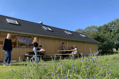 Uhre Friskole har bygget en helt ny bålhytte, der bliver flittigt brugt, og nu har skolen tillige søgt og fået støtte til en grejkasse, når naturen skal undersøges nærmere. Foto: Privatfoto