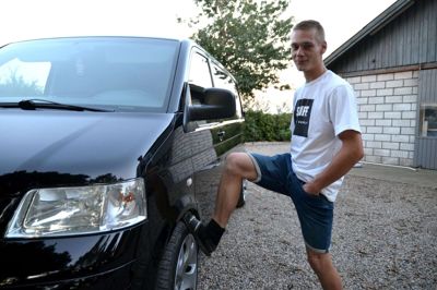 Nogle kan lide fodbold, andre dyrker gymnastik. Vi mødes omkring interessen for vores biler, siger 18-årige Søren Mejsner fra Bording. Foto: Laila Kempel