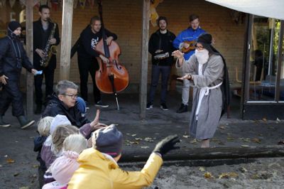 Børnene har siden sommerferien brugt jazz i legen, og torsdag formiddag sejlede børnene afsted i Noahs Ark med musik ledsagelse. Foto: Flemming Hansen