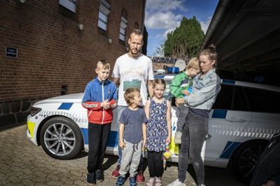 Det var en både glad og rørt familie fra Tjørring, der i går besøgte politistationen i Silkeborg, hvor de fik mulighed for at takke de syv mennesker, der var med til at yde førstehjælp til Isak, der var så tæt på at lide druknedøden. På billedet er det forældrene Louise Bækgaard med Isak i favnen, Thomas Henning og børnene Elias, 10 år, Simone, 8 år og Mika, 4 år. Foto: Martin Ballund