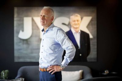 - Jeg trives rigtig godt med at have det ansvar, der følger med, når man har det sidste ord, siger Jan Bøgh, der i sine unge år blev uddannet kommis og blandt andet arbejdede som butikschef i Kvickly i Frederikshavn. Allerførste job var at stille på hylderne i sin morfars brugs i Haldager ved Aabybro. Foto: Jakob Stigsen Andersen