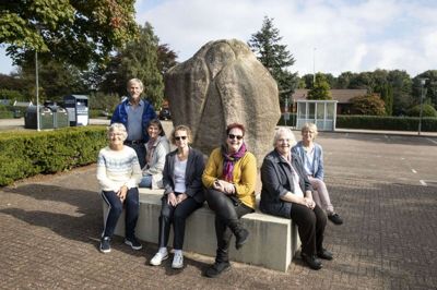 Det er arkivleder Jane Krause(i gult), der står i spidsen for bogprojektet. Hun får hjælp af John Hansen, Gerda Thing, Ulla Skødeberg, Ebba Nielsen, Marie Kleinstrup og Lis Madsen. Her er de samlet ved stenskulpturen Ørnen, der er lavet ud af en marksten fundet på ved gården Store Halkjær. Foto: Tom Laursen