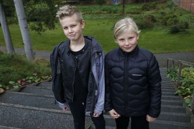 Magnus Kempf Warnat og Nicoline Poulsen i minutterne inden skolekoncerten. Børnene har haft en god uge og er positivt overraskede over operasang. For Magnus Kempf Warnat var opera imidlertid ikke ukendt. Han hører og synger gerne opera i hverdagen. Foto: Flemming Hansen