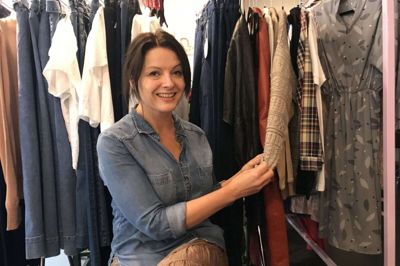 I denne weekend kan man møde Sita Linddahl Busk fra tøjbutikken Magpie Lane Vintage på Tekstilmuseet i Herning, hvor hun har en popup-shop. Foto: Marianne R. Eskildsen
