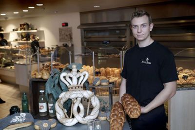 Noget af Nicolai Brøndums trænings-bagværk er udstillet i butikken i Sjællandsgade. Foto: Flemming Hansen