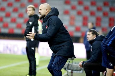 Hvis FCM’s energiske assistenttræner, Kristian Bach Bak, skulle finde på at give sin mening til kende over for dommerne i aften, bliver han mødt af russiske ansigter. Alle fire dommere samt begge videodommere kommer nemlig fra Rusland. Foto: Henrik Ole Jensen