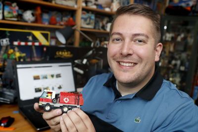 Som toårig fik den engelske dreng Samuel Johnson sit første Lego-legetøj. Han blev så glad for sin lille skraldebil, at han - som mange andre børn - fortalte sine forældre, at han ville lege med Lego for evigt. Han mente det helt seriøst og fulgte en yderst målrettet karriereplan gennem skoletiden og videre på universitetet. I dag er han senior designer hos Lego i Billund, og privat bor han i Brande med sin hustru, Helle Liltorp, som han mødte på jobbet. Den lille skraldebil har han selvfølgelig stadig. Foto: Flemming Hansen