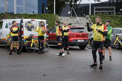Leon Friborg Jeppesen (forrest) bød velkommen til de 42 ryttere på p-pladsen ved Det Legende Hus. foto: Henrik Ole Jensen