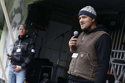 Formanden for Urban Street Art, Rune Lyager, har været med fra starten, og han overværede også byrådsmødet, hvor han det meste af tiden sad med et bredt smil, mens medlemmer af byrådet på skift skamroste foreningen for streetsport i Brande. Foto: Henrik Ole Jensen