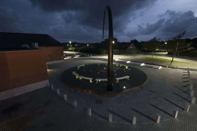 Sjørring Mandag skrev vi om indvielsen af Ingvar Cronhammars nyeste værk - »Perseus Gargoyle« i Sjørring ved Thisted. Nu har vi fået tilsendt dette fine billede, der for alvor illustrerer idéen med værket. Cronhammar betegner nogle af sine skulpturer som »nattedyr« - eksempelvis »Column« foran Folkebladet. »Perseus Gargoyle« må også siges at være et nattedyr, for når mørket falder på træder stjernebilledet Perseus for alvor frem, ligesom man kan se den tågede, røde lysplet central i værket. Lysstriberne i den afrundende trappe træder frem, og til venstre kan man se de lyspullerter, der afgrænser værket. Foto: Christina Capetillo