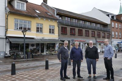 Kvartetten 360 grader, der samtidig udgør hovedbestyrelsen i Brande City foran det gule hus, der ifølge et nyt spændende midtby-projekt er dømt til at blive fjernet. På billedet her ses fra venstre Axel Månsson, Preben Christensen, Kent Lykke og Jens Pedersen. Foto: Henrik Ole Jensen
