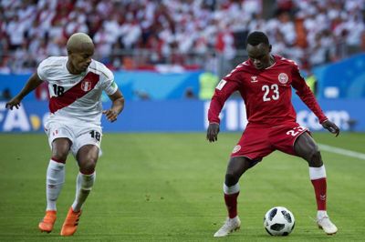 FC Midtjyllands driblestærke kantspiller Pione Sisto er med på landsholdet igen efter flere års fravær. Her ses han i en kamp mod Peru under VM i 2018. Foto: Liselotte Sabroe/Ritzau Scanpix