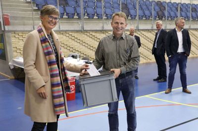 Dorte West var tirsdag i Vildbjerg for at afgive en stemme på sig selv og fik hjælp med boksen af Lars Gammelvind, kasserer i bestyrelsen for Venstres Kommuneforening. Foto: Henrik Ole Jensen