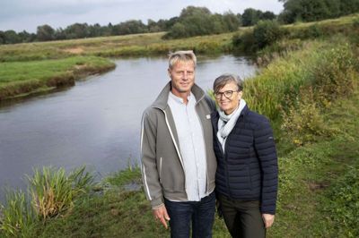 Dorte og Allan West har boet i Sdr. Felding i 22 år - helt tæt på Skjern Å. Nu skal de så småt til at lede efter et andet sted at bo. Foto: Tom Laursen