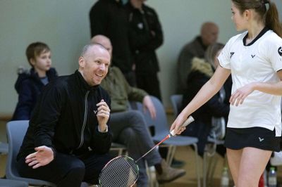 Ikast-træner Sune Gavnholt kan glæde sig over tre sejre på stribe i 1. division. Ikast FS holder dermed klar kurs mod oprykningsspillet. Foto: Tom Laursen