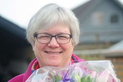 Kulturchef i Holstebro Kommune Lisbet Gormsen går på pension. Her er hun fotograferet ved en tidligere lejlighed, hvor hun uddelte tulipaner og verbale roser til en af Hernings detailhandlere. Foto: Privatfoto