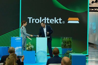 H.K.H. Kronprinsessen overrækker DI Prisen 2020 til direktør Peer Leth for Troldtekts indsats for en mere bæredygtig produktion. Foto: PR-Foto