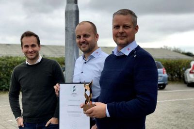 De to medejere af El Experten Jan Møller (t.h.) , grundlægger og direktør, og Kim Merring-Andersen modtog diplom og statuette for erhvervsprisen Succesvirksomhed. Det blev overrakt af Spar Nords erhvervskunderådgiver Kenneth Bertelsen (t.v.). Foto: Jette Aaes