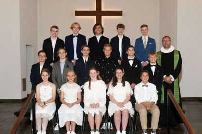 KONFIRMATION Sct. Johannes Kirke lagde rammer til, da konfirmander fra Fredens Sogn lørdag 19. september skulle konfirmeres. Hjemkirken er nemlig under renovering. Følgende blev konfirmeret klokken 11: Malthe Witt Brendstrup Pedersen, August Skov Hansen, Elias Linneberg, William Ørntoft Friborg Pedersen, Andreas Skov, Oskar Amir Pagh El Manei, Hector Olsson, Sophia Fønss Dufke, Molly Marie Pedersen, Gustav Søndergaard, Silas Stengård Schnuchel, Oliver Roendahl Nielsen, Simone Maria Stendorf, Tobias Gustav Teglvang Axholt, Cilje Tonsberg Jørgensen og Karl Emil (Kalle) Ahle Rask. Holdet er fotograferet sammen med sognepræst Bo Gimm. Foto: Privatfoto
